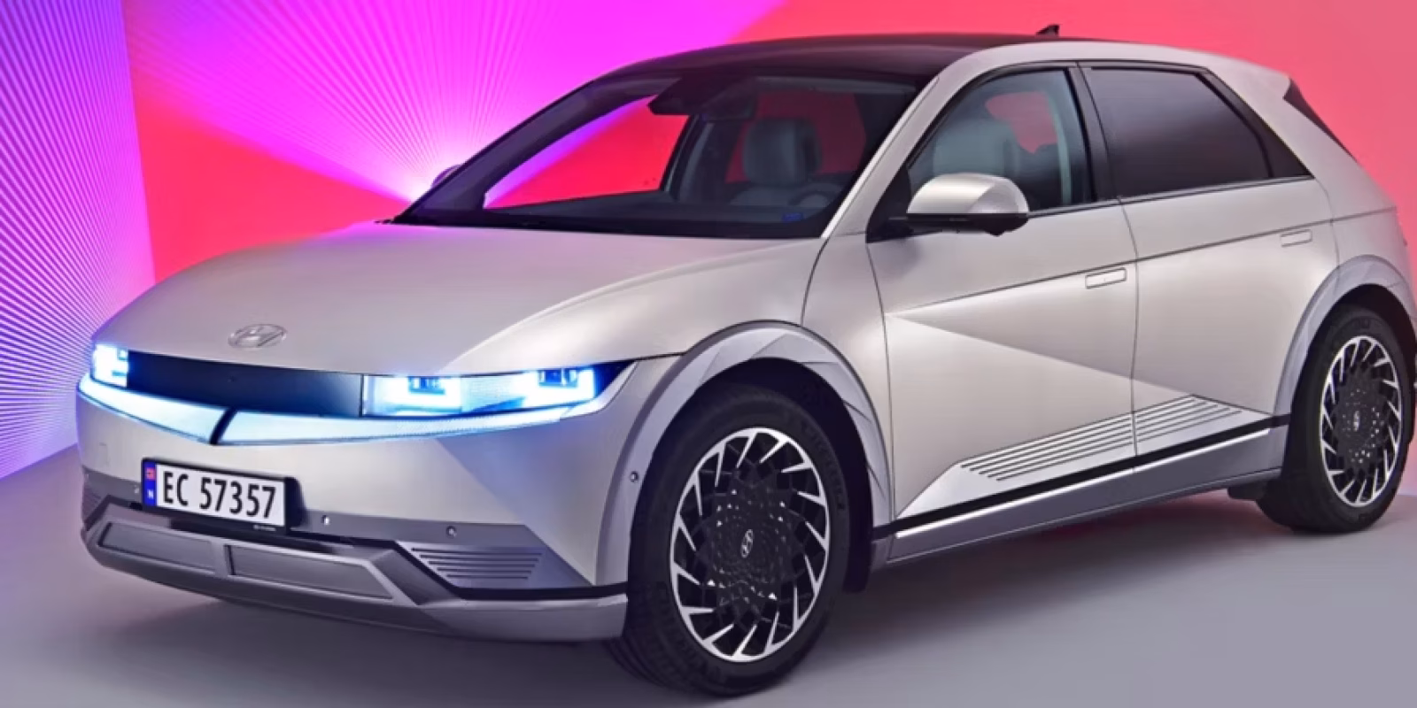 hyundai-auto-express-car-of-the-year-2021-ioniq-5-02_Content Banner Desktop