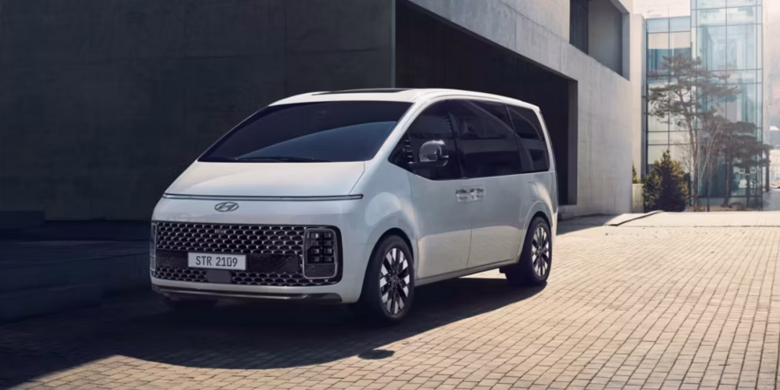 hyundai-staria-mpv-debuts-03_Content Banner Desktop